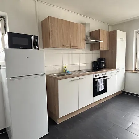 One Monteur مولهايم ان الرور دير